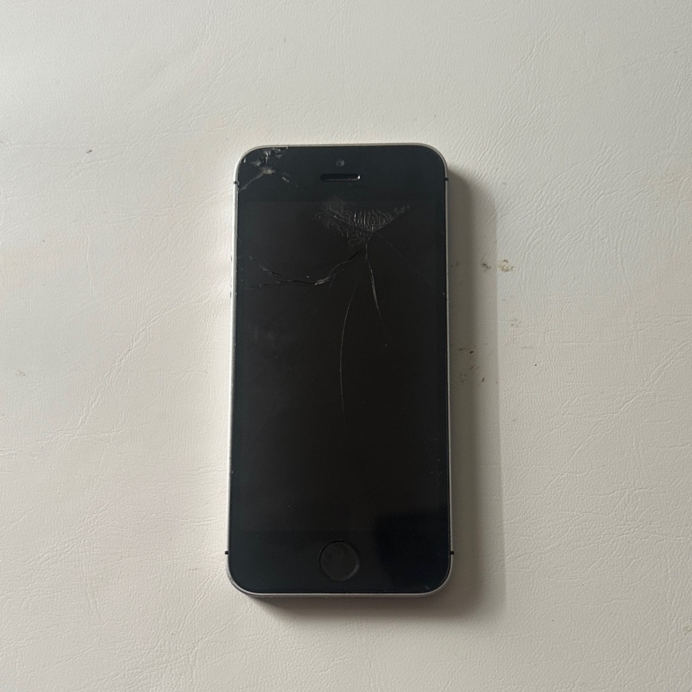 Apple iPhone - Black and Silver on iOS 12.2 jailbreak